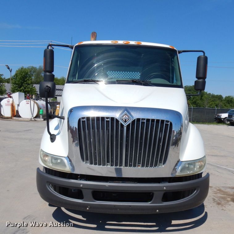 image for item IL9757 2005 International 8600  flatbed truck