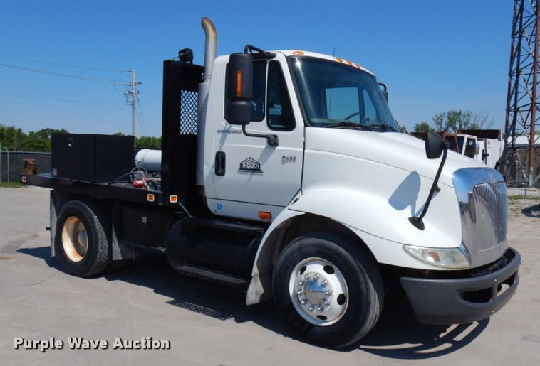 image for item IL9757 2005 International 8600  flatbed truck