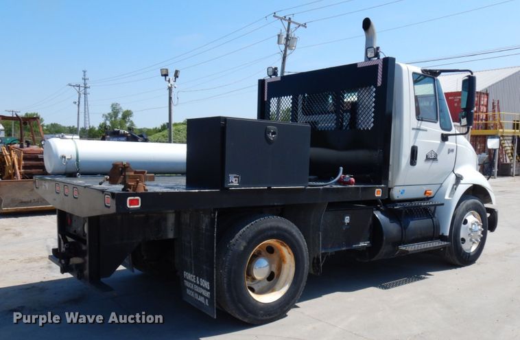 image for item IL9757 2005 International 8600  flatbed truck