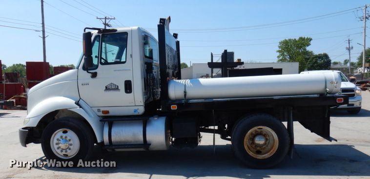 image for item IL9757 2005 International 8600  flatbed truck