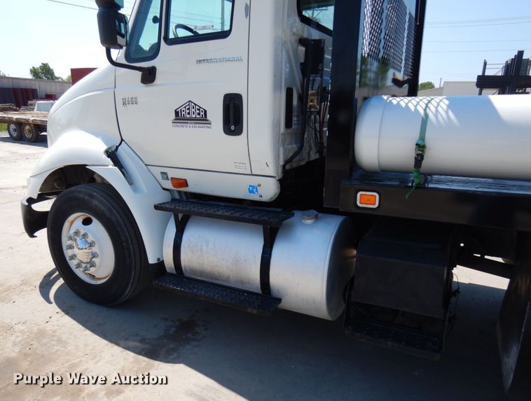 image for item IL9757 2005 International 8600  flatbed truck