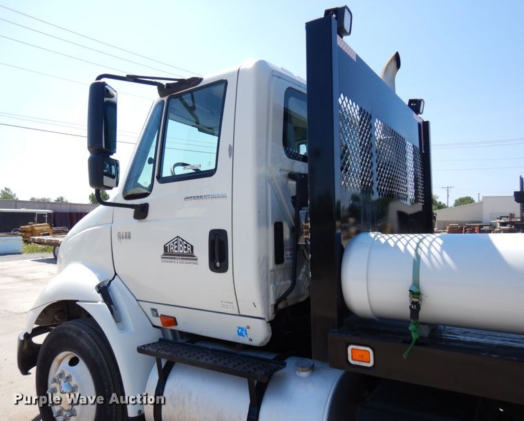 image for item IL9757 2005 International 8600  flatbed truck