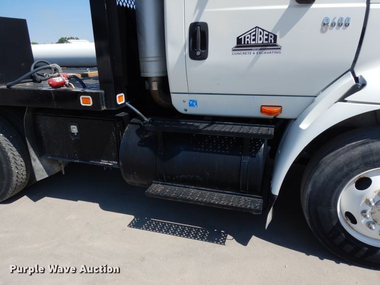 image for item IL9757 2005 International 8600  flatbed truck