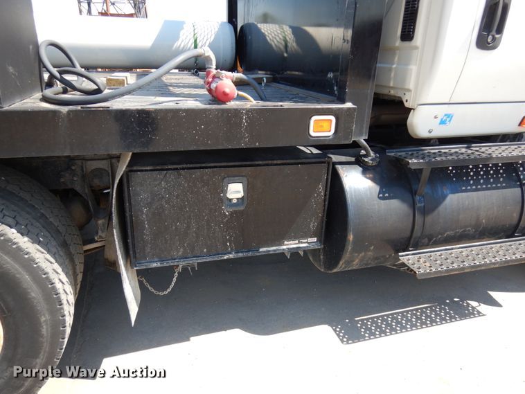 image for item IL9757 2005 International 8600  flatbed truck