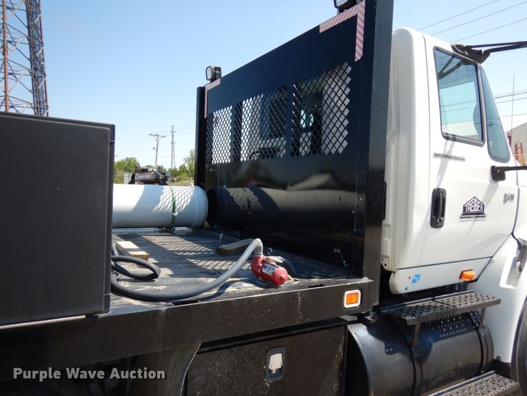 image for item IL9757 2005 International 8600  flatbed truck