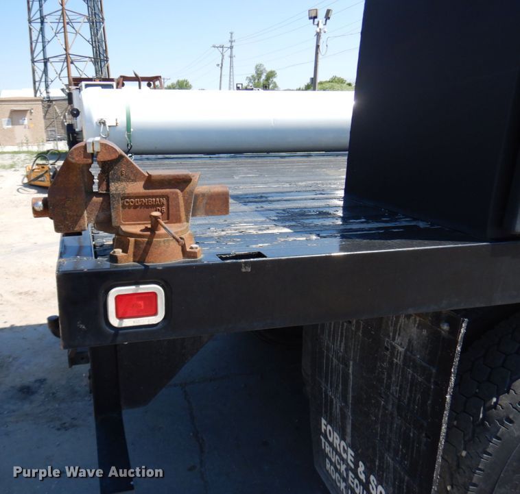 image for item IL9757 2005 International 8600  flatbed truck