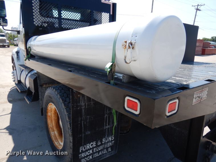 image for item IL9757 2005 International 8600  flatbed truck