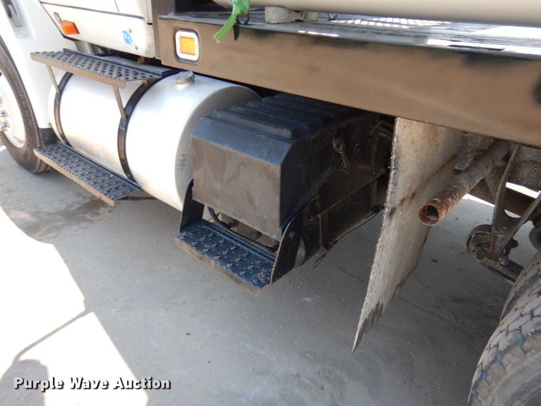 image for item IL9757 2005 International 8600  flatbed truck