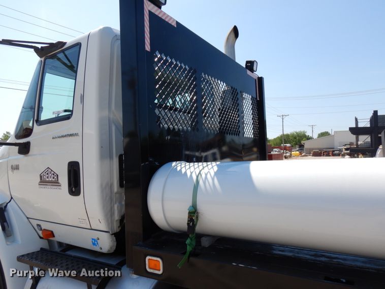 image for item IL9757 2005 International 8600  flatbed truck