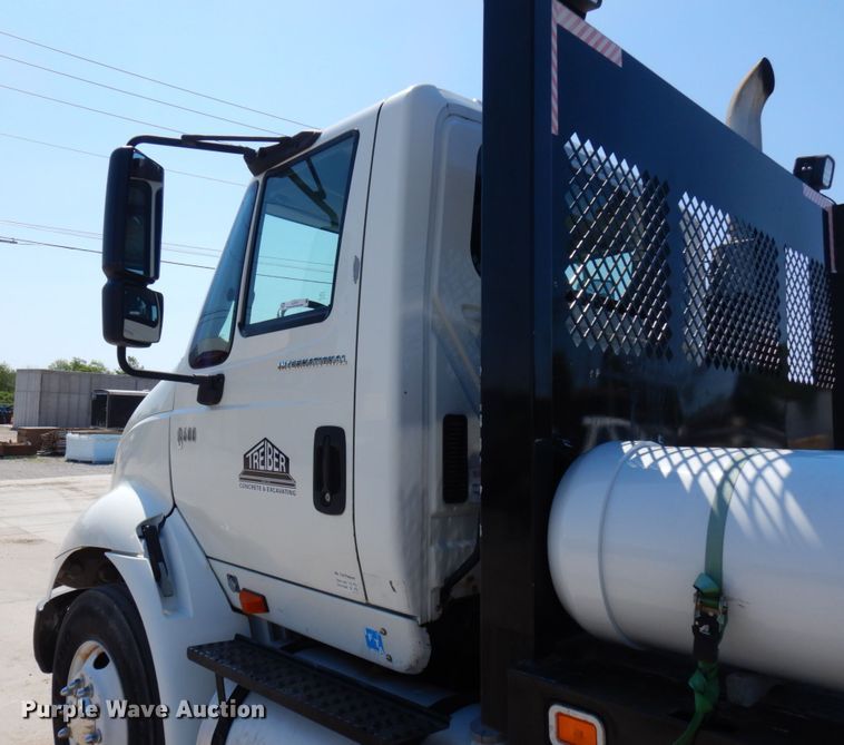 image for item IL9757 2005 International 8600  flatbed truck
