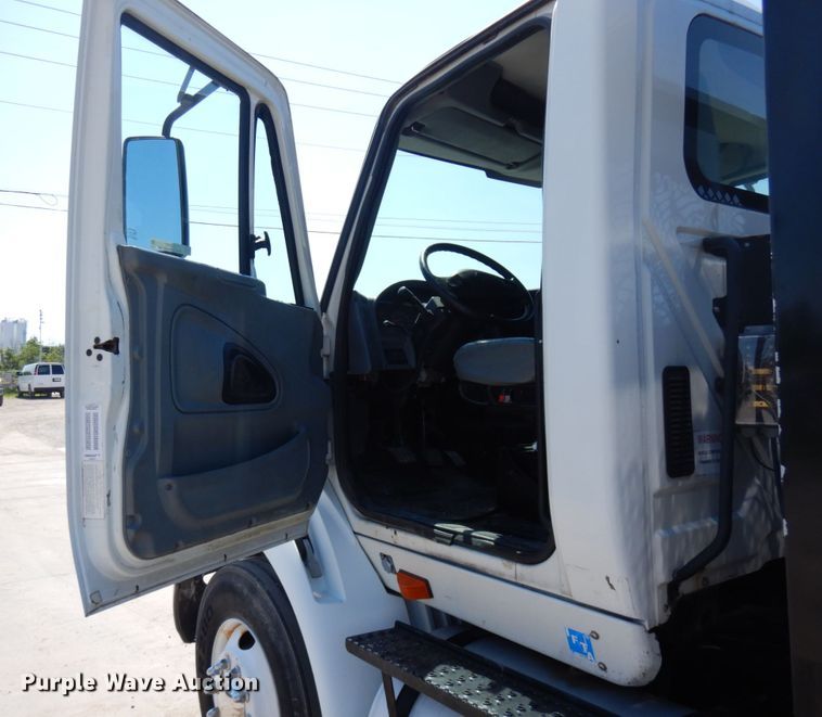 image for item IL9757 2005 International 8600  flatbed truck