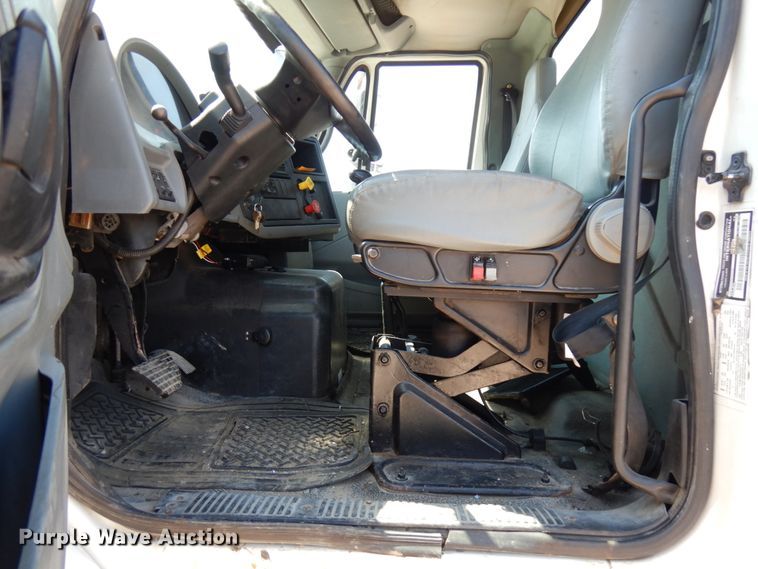 image for item IL9757 2005 International 8600  flatbed truck