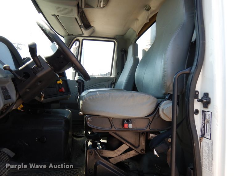 image for item IL9757 2005 International 8600  flatbed truck