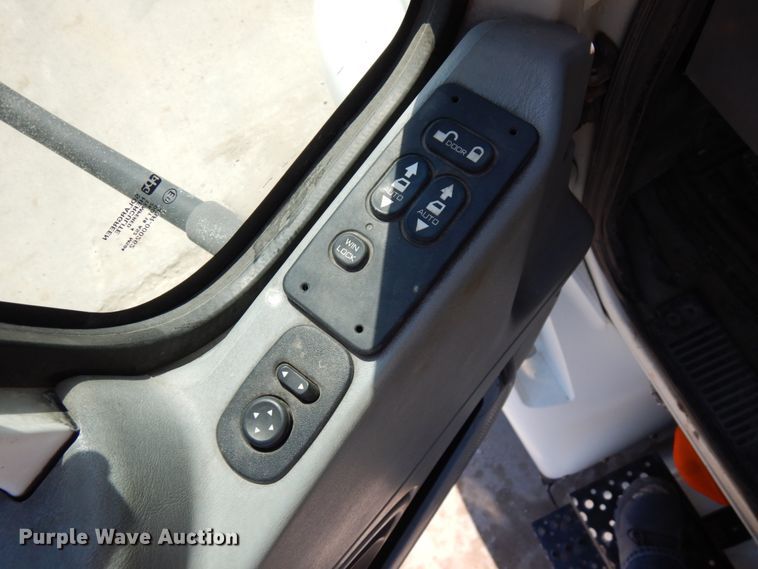 image for item IL9757 2005 International 8600  flatbed truck