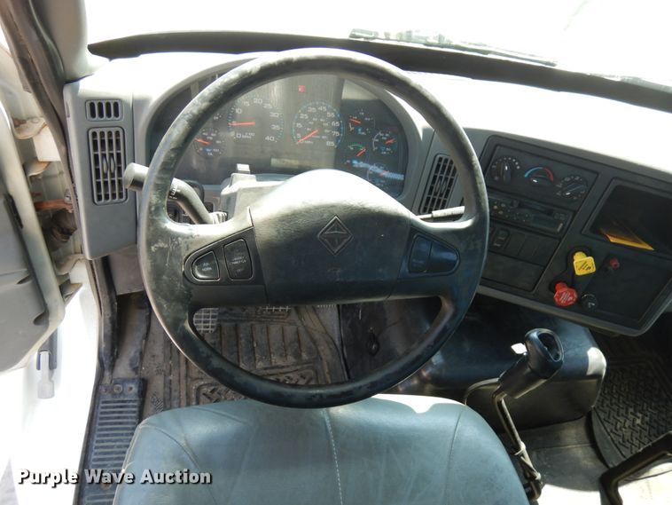 image for item IL9757 2005 International 8600  flatbed truck