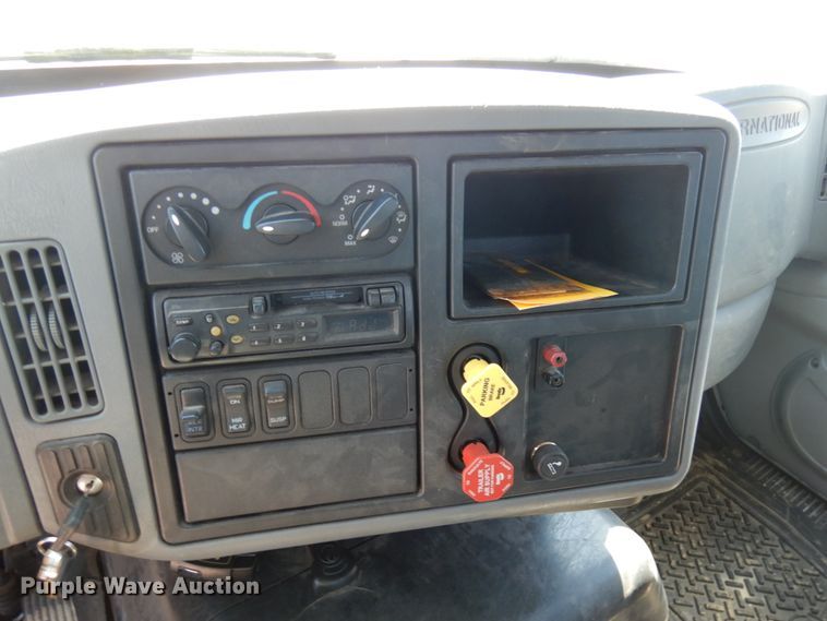 image for item IL9757 2005 International 8600  flatbed truck