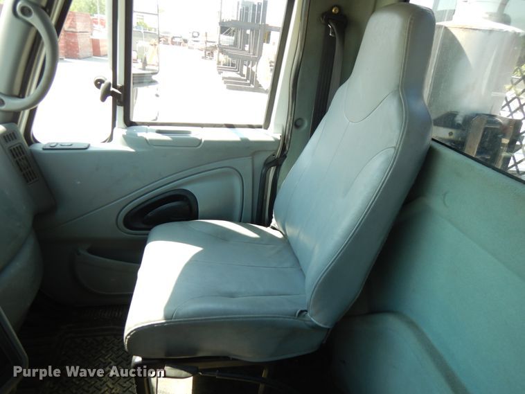 image for item IL9757 2005 International 8600  flatbed truck