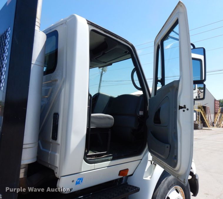 image for item IL9757 2005 International 8600  flatbed truck