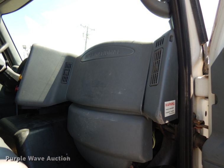 image for item IL9757 2005 International 8600  flatbed truck