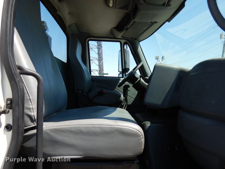 image for item IL9757 2005 International 8600  flatbed truck