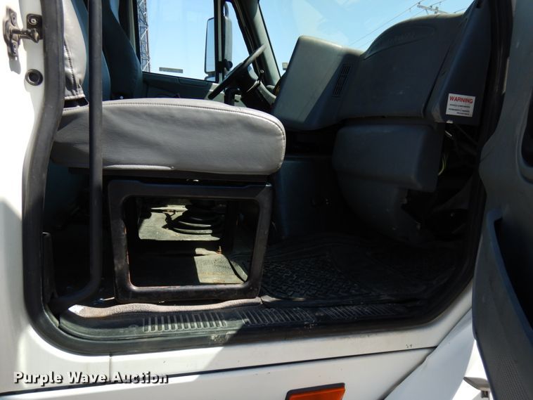 image for item IL9757 2005 International 8600  flatbed truck