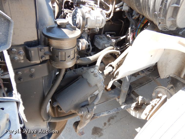 image for item IL9757 2005 International 8600  flatbed truck