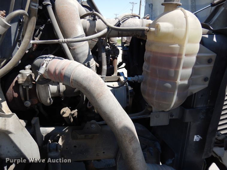 image for item IL9757 2005 International 8600  flatbed truck