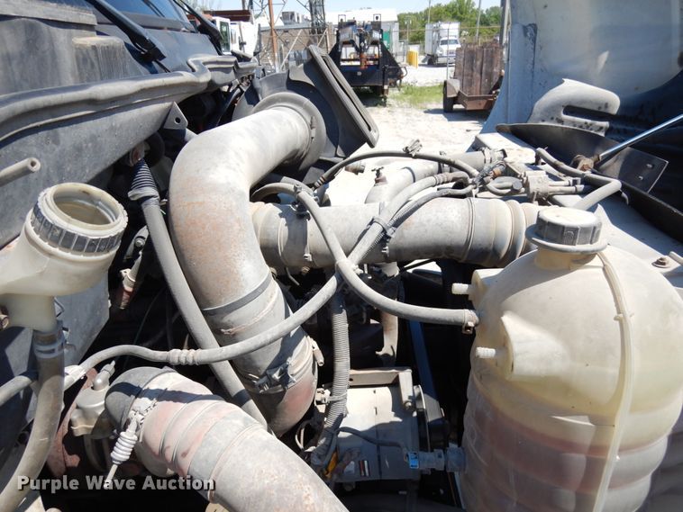 image for item IL9757 2005 International 8600  flatbed truck