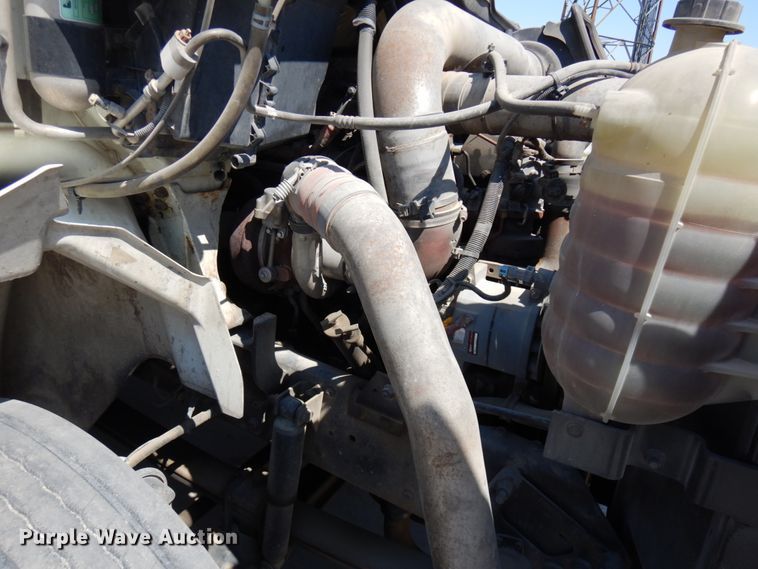 image for item IL9757 2005 International 8600  flatbed truck