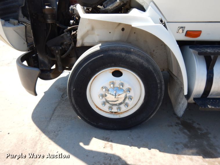 image for item IL9757 2005 International 8600  flatbed truck