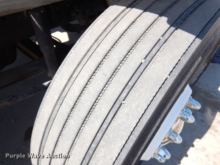 image for item IL9757 2005 International 8600  flatbed truck