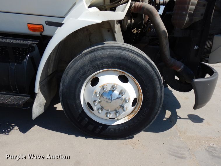 image for item IL9757 2005 International 8600  flatbed truck