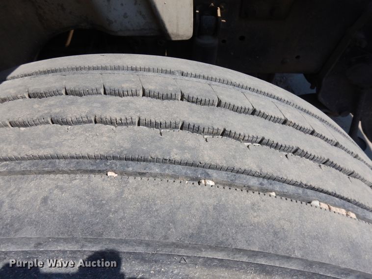 image for item IL9757 2005 International 8600  flatbed truck