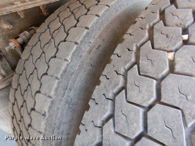 image for item IL9757 2005 International 8600  flatbed truck