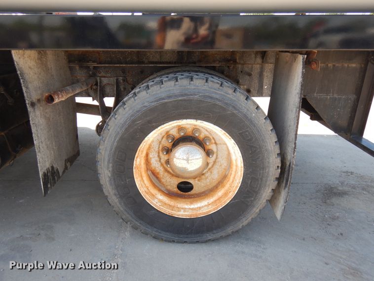 image for item IL9757 2005 International 8600  flatbed truck