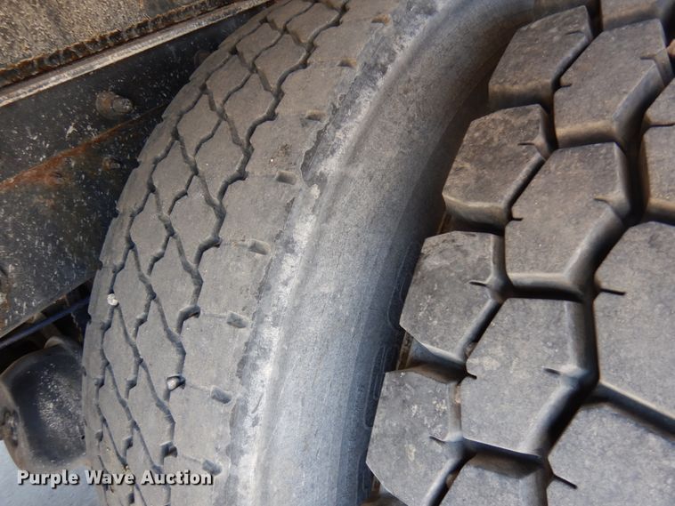 image for item IL9757 2005 International 8600  flatbed truck