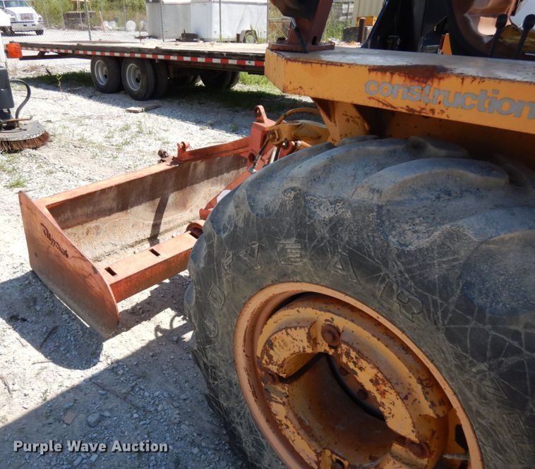 image for item IL9759 1991 Case 480F  landscape tractor