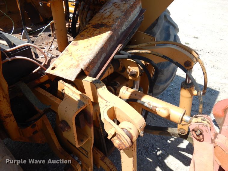 image for item IL9759 1991 Case 480F  landscape tractor