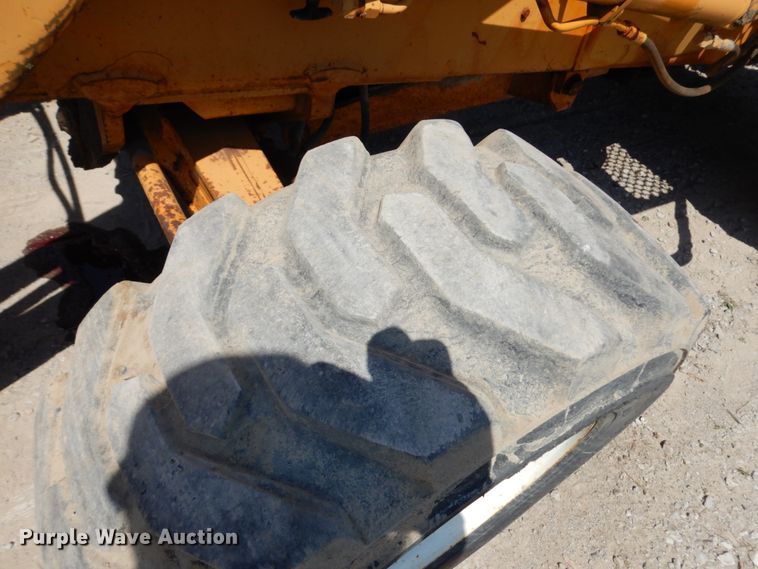 image for item IL9759 1991 Case 480F  landscape tractor