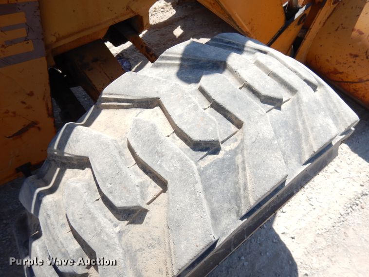 image for item IL9759 1991 Case 480F  landscape tractor