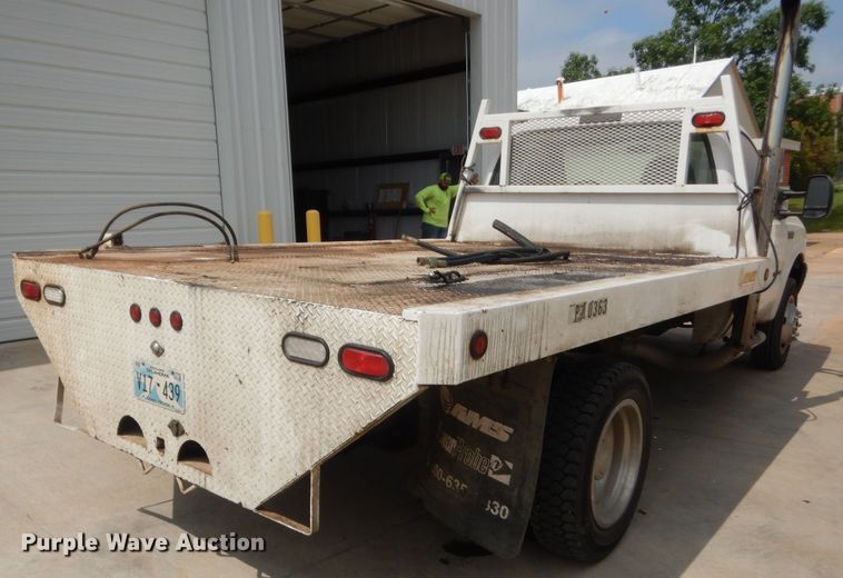 image for item IP9929 2001 Ford F550 Super Duty  flatbed truck