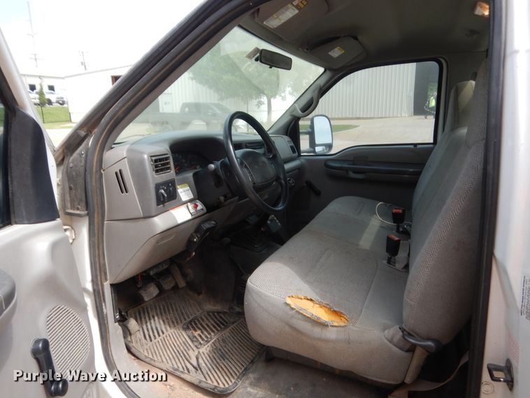 image for item IP9929 2001 Ford F550 Super Duty  flatbed truck