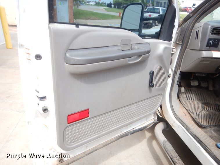 image for item IP9929 2001 Ford F550 Super Duty  flatbed truck