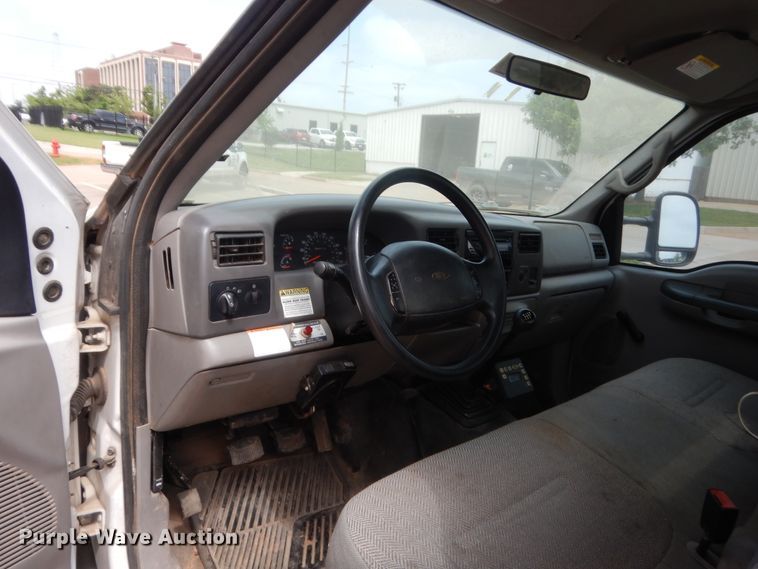 image for item IP9929 2001 Ford F550 Super Duty  flatbed truck