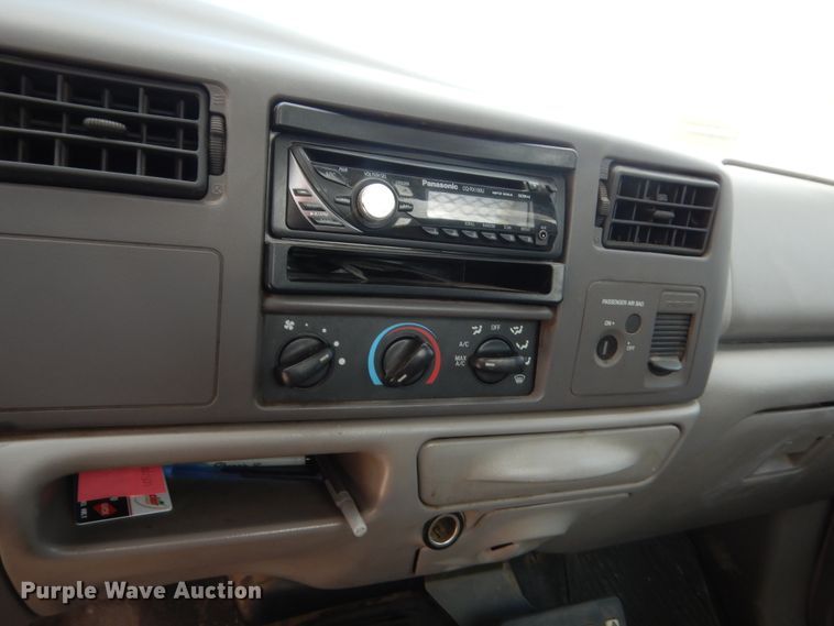 image for item IP9929 2001 Ford F550 Super Duty  flatbed truck