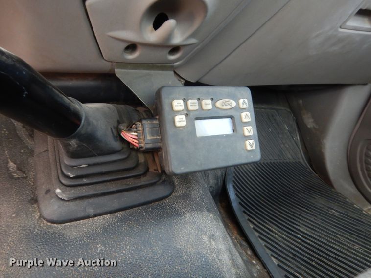 image for item IP9929 2001 Ford F550 Super Duty  flatbed truck