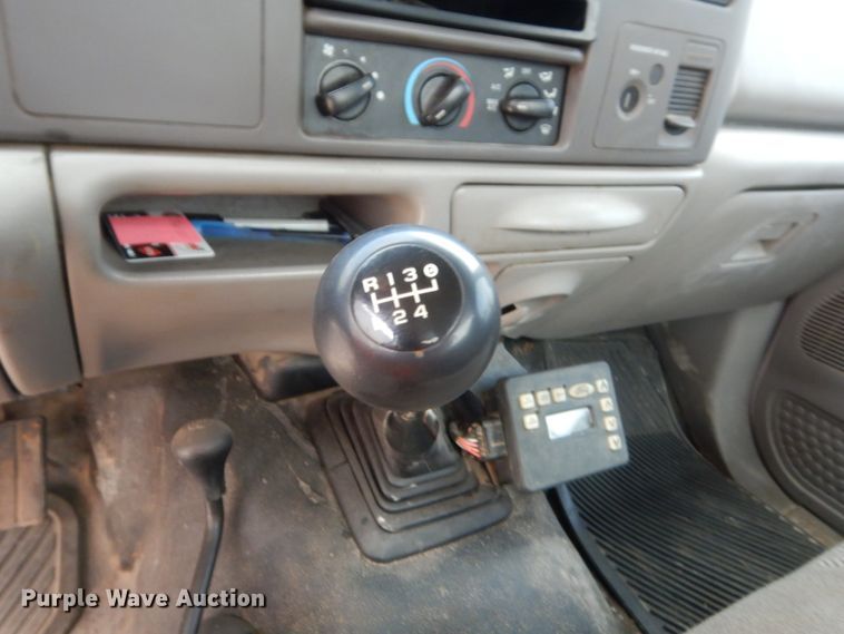 image for item IP9929 2001 Ford F550 Super Duty  flatbed truck