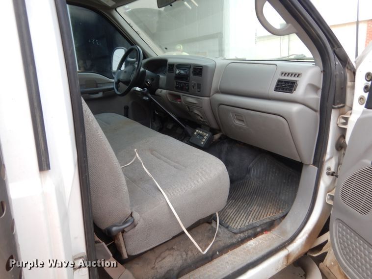 image for item IP9929 2001 Ford F550 Super Duty  flatbed truck