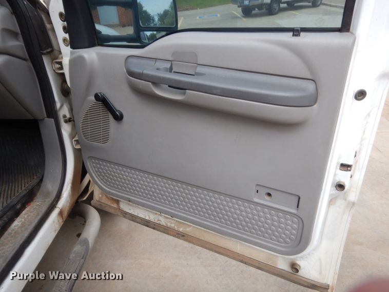 image for item IP9929 2001 Ford F550 Super Duty  flatbed truck