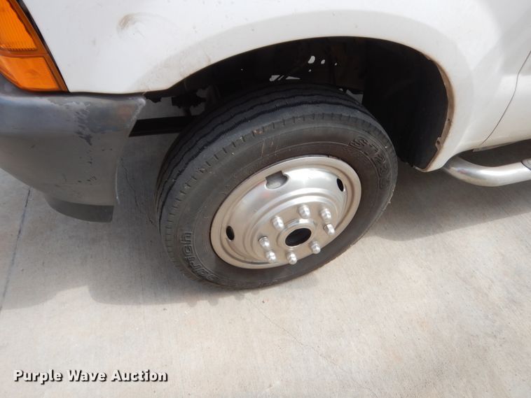 image for item IP9929 2001 Ford F550 Super Duty  flatbed truck